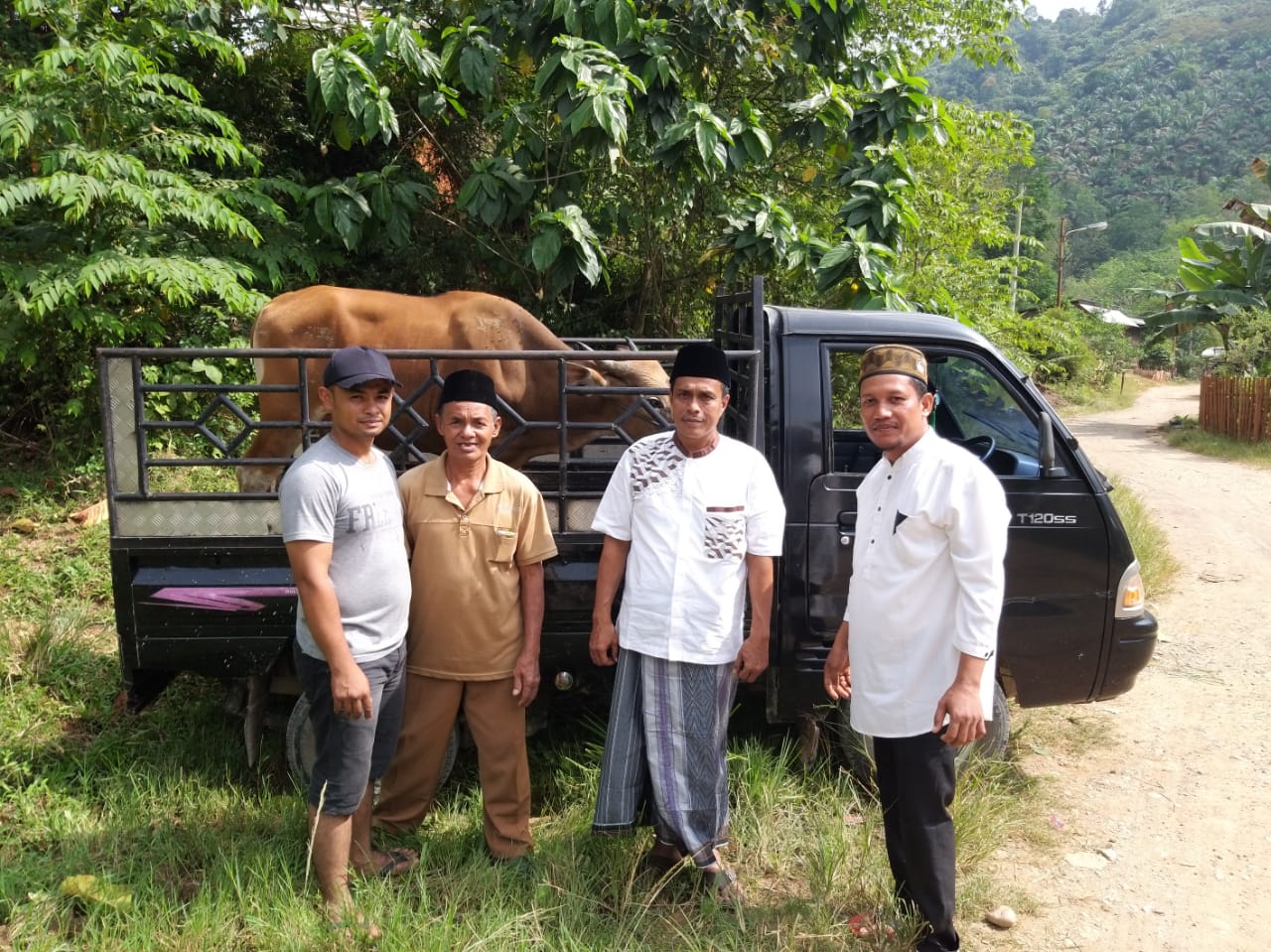 Manager KPSS, serahkan sapi korban kepada masyarakat Mauro Takuang